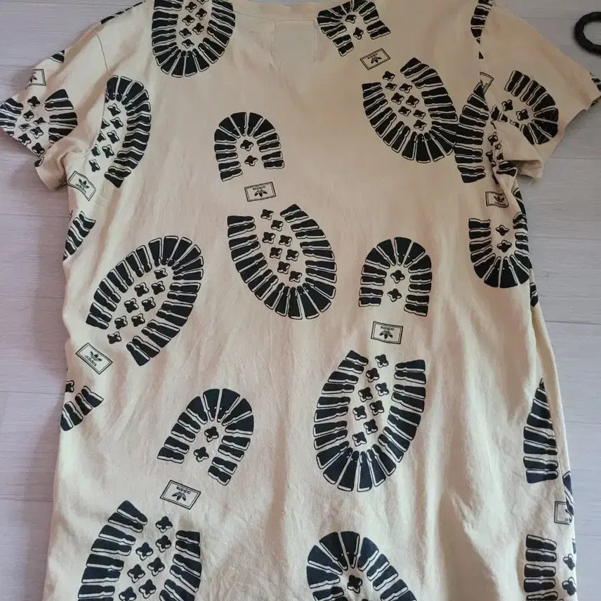 [BUNJANG] Jeremy Scott Footprint T-shirt / 제레미스캇 발자국 티셔츠