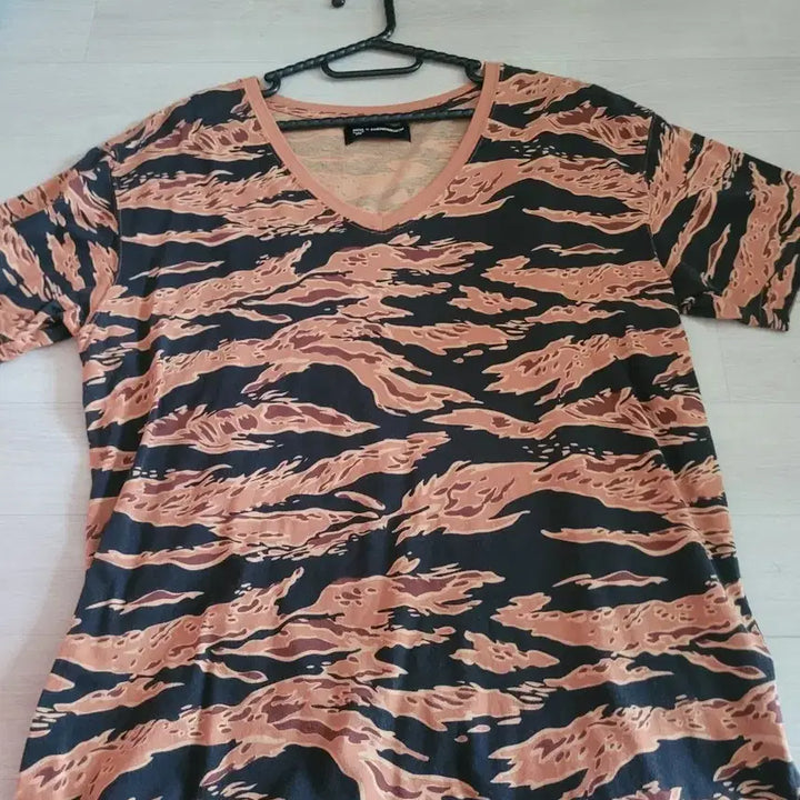 [BUNJANG] MCM x Phenomenon Collaboration V-Neck T-shirt / MCM by Phenomenon  콜라보티셔츠