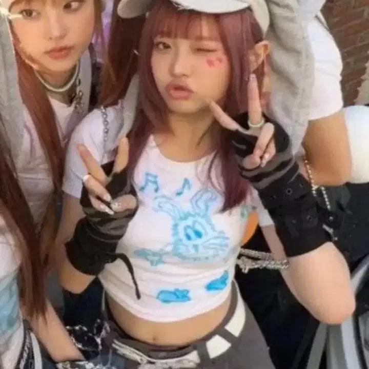 [BUNJANG] NewJeans Hanni OMG Graduation Outfit Rental / 뉴진스 하니 OMG 졸업사진 졸사 의상 대여