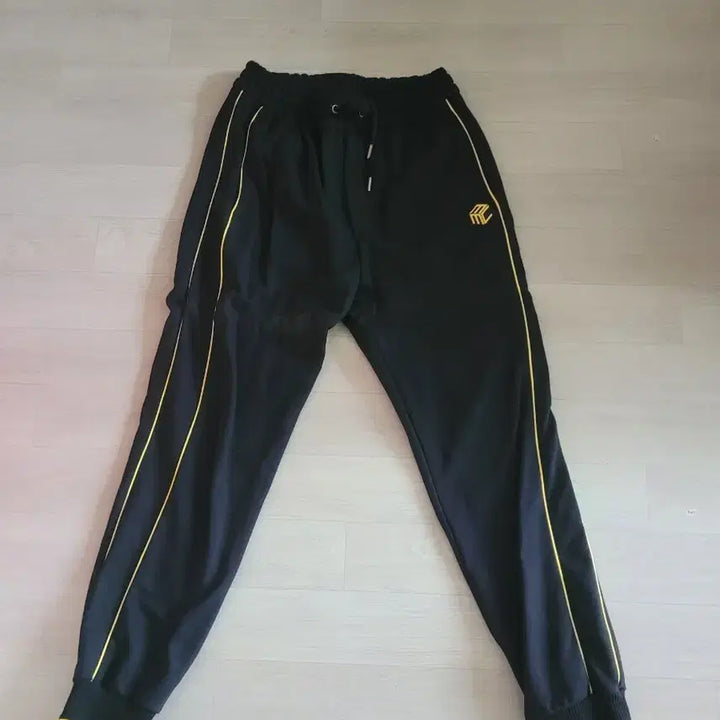 [BUNJANG] Black and Yellow Line Training Pants / 블랙/옐로우 라인 트레이닝 바지