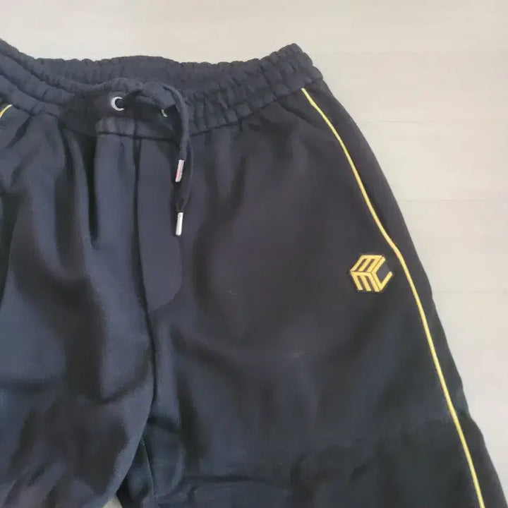 [BUNJANG] Black and Yellow Line Training Pants / 블랙/옐로우 라인 트레이닝 바지