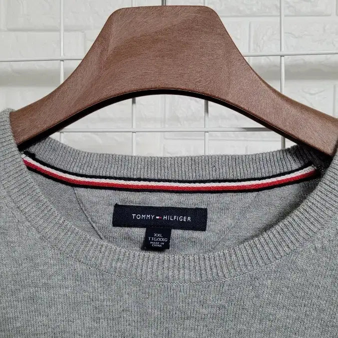[BUNJANG] Tommy Hilfiger Grey Hologram Logo Embroidered Knit XXL / [XXL]타미힐피거 그레이 홀로그램로고자수 니트 황금사이즈 XXL