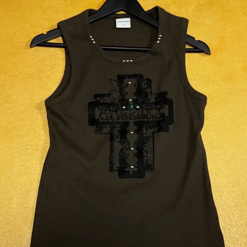 [BUNJANG] Garter Gallery Gem Cross Sleeveless Top / ONE)) 가터갤러리 젬 크로스 슬리브리스 카키 나시