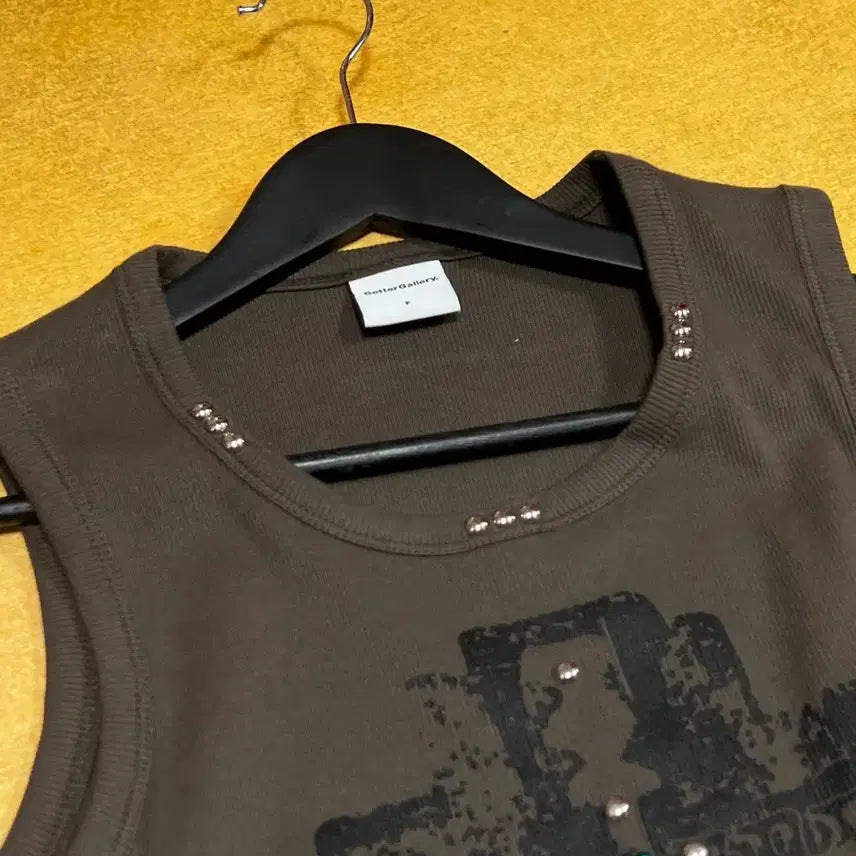 [BUNJANG] Garter Gallery Gem Cross Sleeveless Top / ONE)) 가터갤러리 젬 크로스 슬리브리스 카키 나시