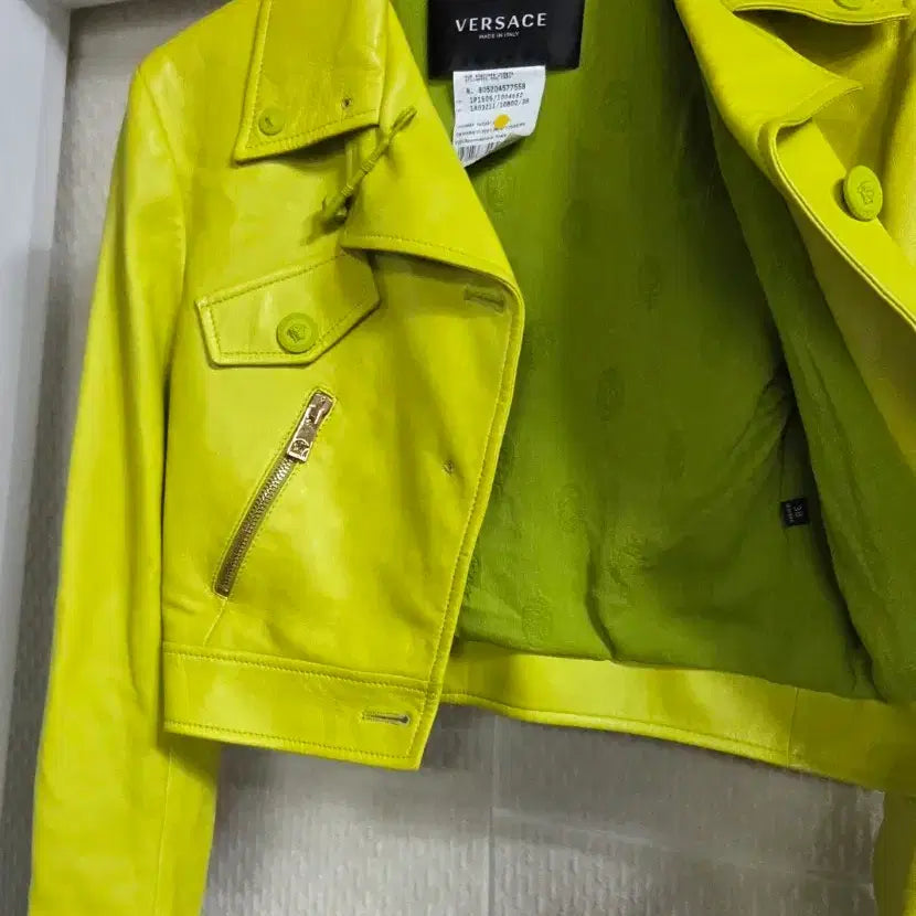 [BUNJANG] Versace Medusa Lime Leather Crop Jacket / 베르사체 메두사 라임 가죽 크롭 자켓 38/66
