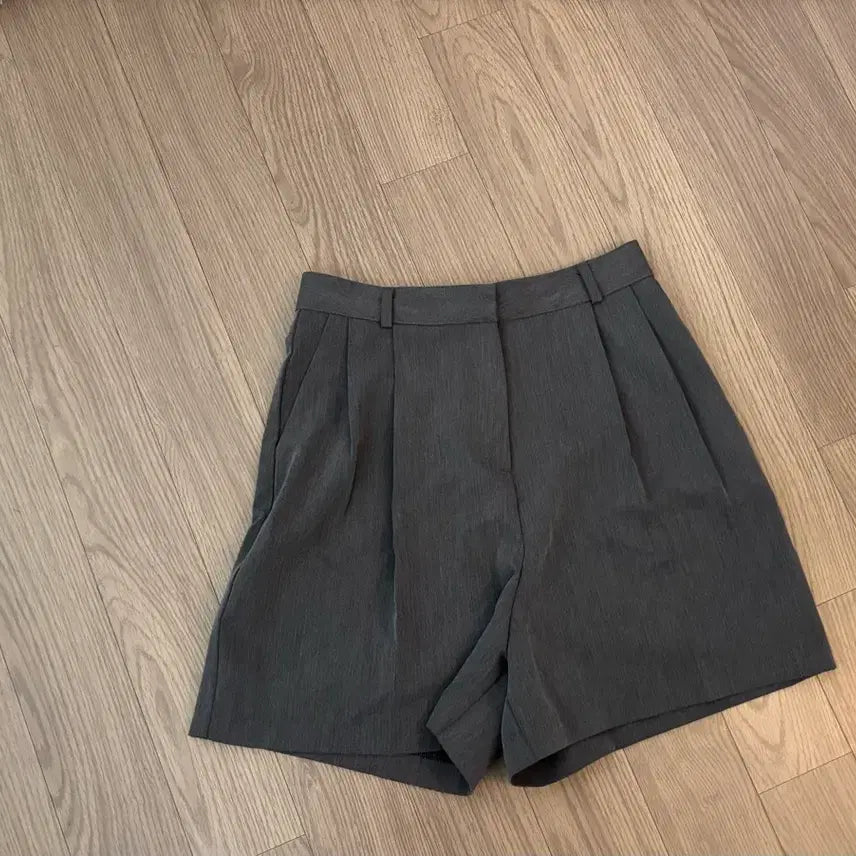[SOLD OUT] 상태최상 98도씨 투핀턱  그레이 슬랙스 반바지 s핏 최고