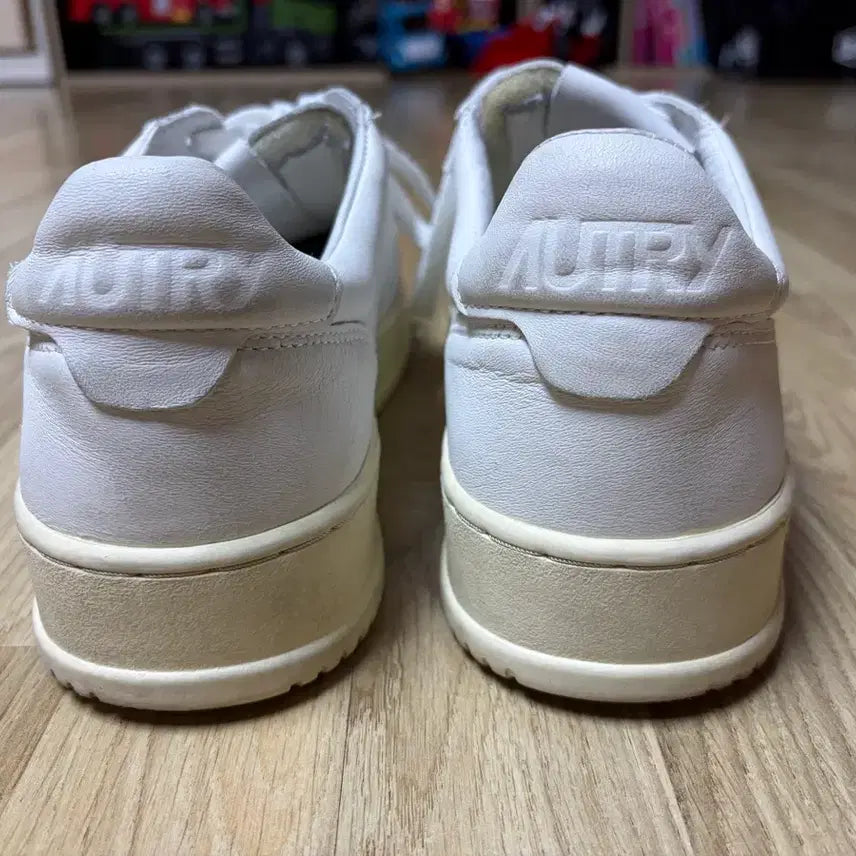 [BUNJANG] Autry Medalist White Goat Skin Sneakers / 오트리 메달리스트 화이트 고트스킨 44(280) 사이즈