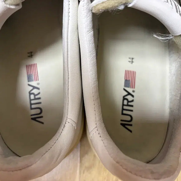 [BUNJANG] Autry Medalist White Goat Skin Sneakers / 오트리 메달리스트 화이트 고트스킨 44(280) 사이즈