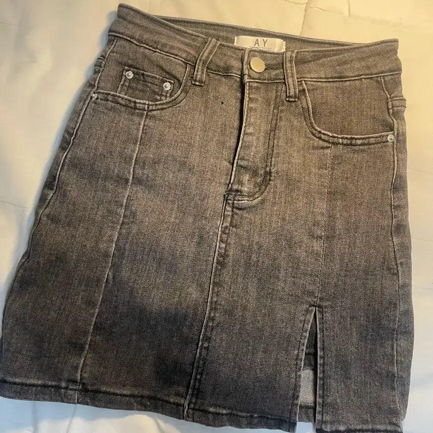 [BUNJANG] Black Denim Skirt with Slit Detail / 절개 포인트 흑청 데님 스커트 속바지 내장