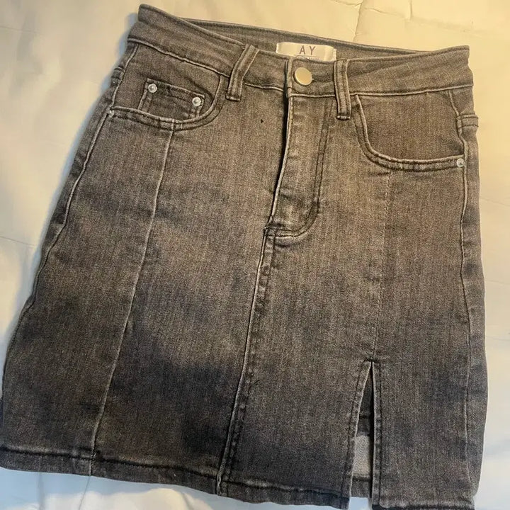 [BUNJANG] Black Denim Skirt with Slit Detail / 절개 포인트 흑청 데님 스커트 속바지 내장