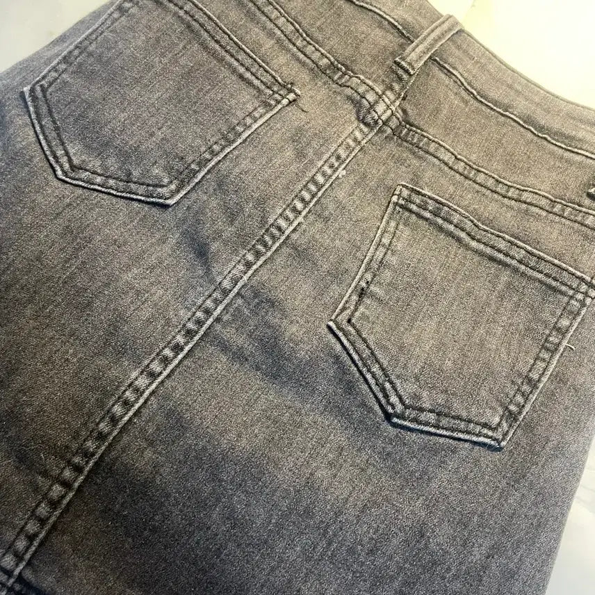 [BUNJANG] Black Denim Skirt with Slit Detail / 절개 포인트 흑청 데님 스커트 속바지 내장