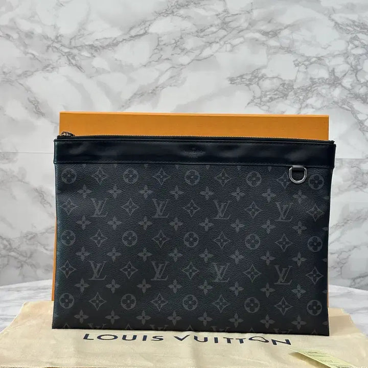 [BUNJANG] Louis Vuitton Eclipse Monogram Leather Clutch / [더스트 구성] 루이비통 이클립스 모노그램 레더 클러치