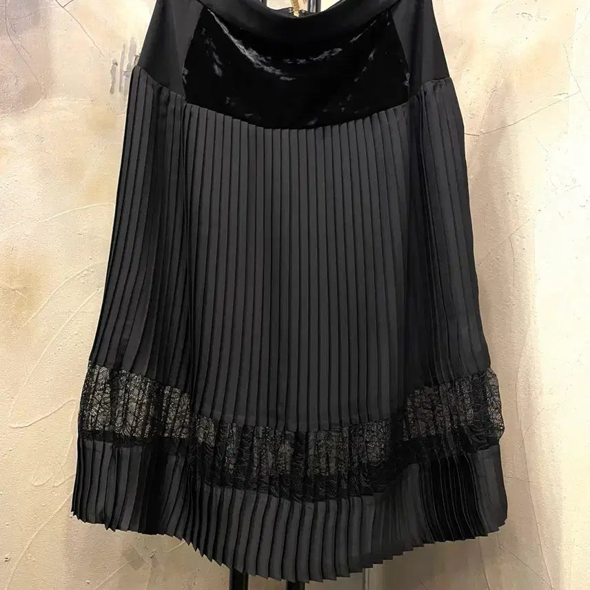 [BUNJANG] Donna Karan Pleated Lace Skirt / 도나카란 플리츠 레이스 스커트 55~66