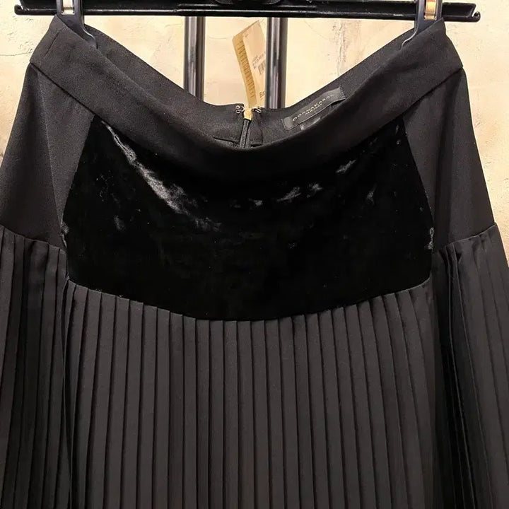 [BUNJANG] Donna Karan Pleated Lace Skirt / 도나카란 플리츠 레이스 스커트 55~66