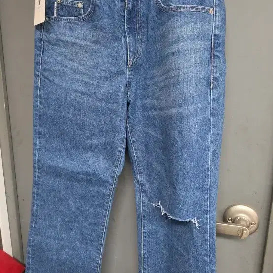 [BUNJANG] Piece of Cake Distressed Denim Jeans / 피스오브케이크 데님 청바지 데미지진