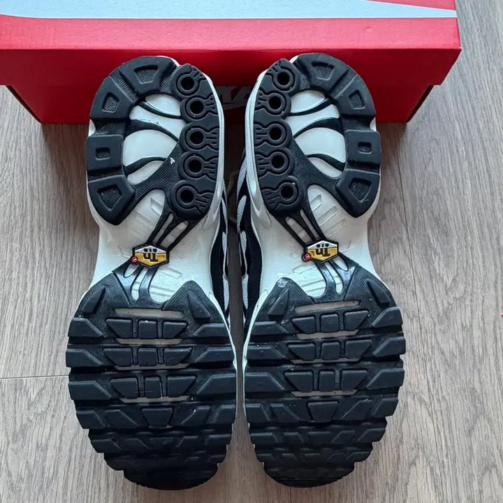 [BUNJANG] Nike Air Max Plus Essential Black White 280mm Sneakers / 나이키 에어맥스 플러스 에센셜 블랙 화이트 280mm