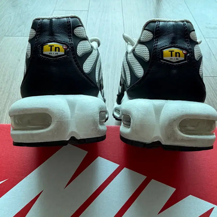 [BUNJANG] Nike Air Max Plus Essential Black White 280mm Sneakers / 나이키 에어맥스 플러스 에센셜 블랙 화이트 280mm
