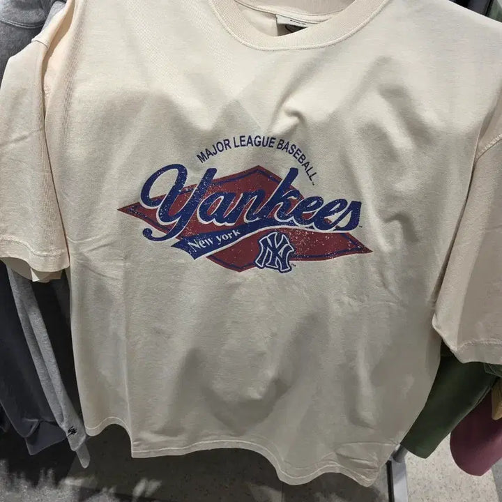 [BUNJANG] MLB New York Yankees Ivory T-shirt / MLB 뉴욕 양키스 반팔 티셔츠 아이보리 카리나착용!!