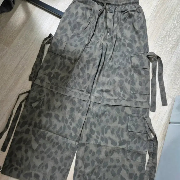[BUNJANG] Manxiaobao Leopard Cargo Wide Pants / 카고 와이드 팬츠 레오파드