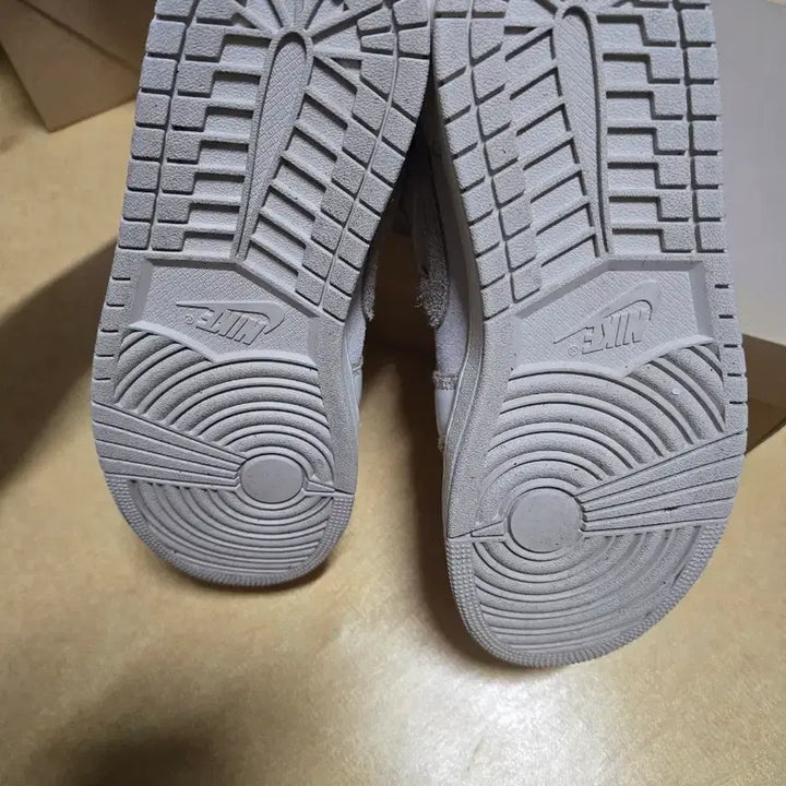 [BUNJANG] Nike Air Jordan 1 Low SE Sneakers / 나이키 에어 조던 1 로우 SE 270사이즈 팝니다.