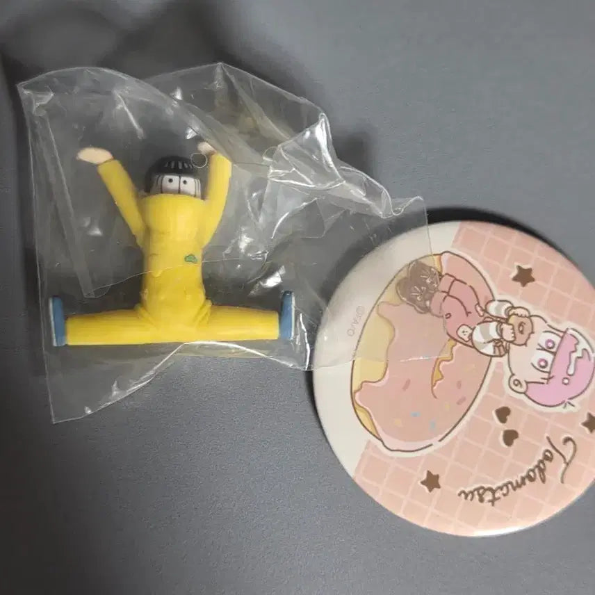 [BUNJANG] Osomatsu-san Figure and Badge Set / 오소마츠상 피규어+뱃지