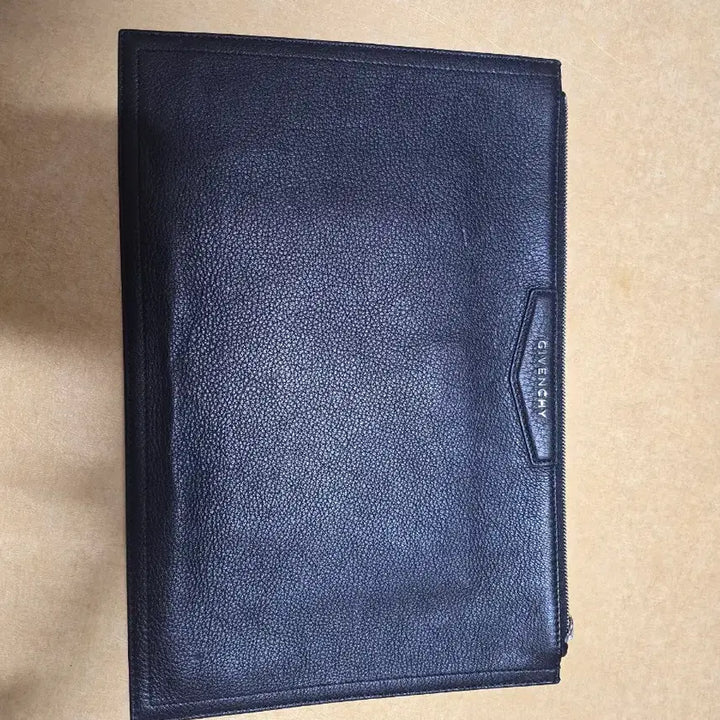 [SOLD OUT] 지방시 안티고나 고트스킨 클러치 판매합니다.