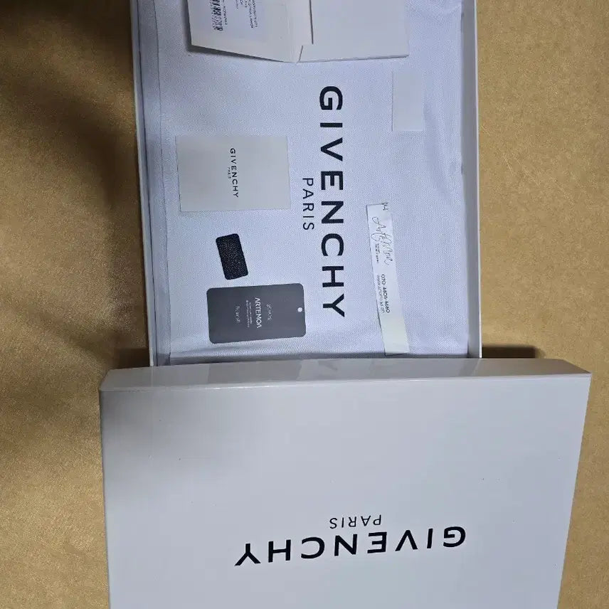 [SOLD OUT] 지방시 안티고나 고트스킨 클러치 판매합니다.