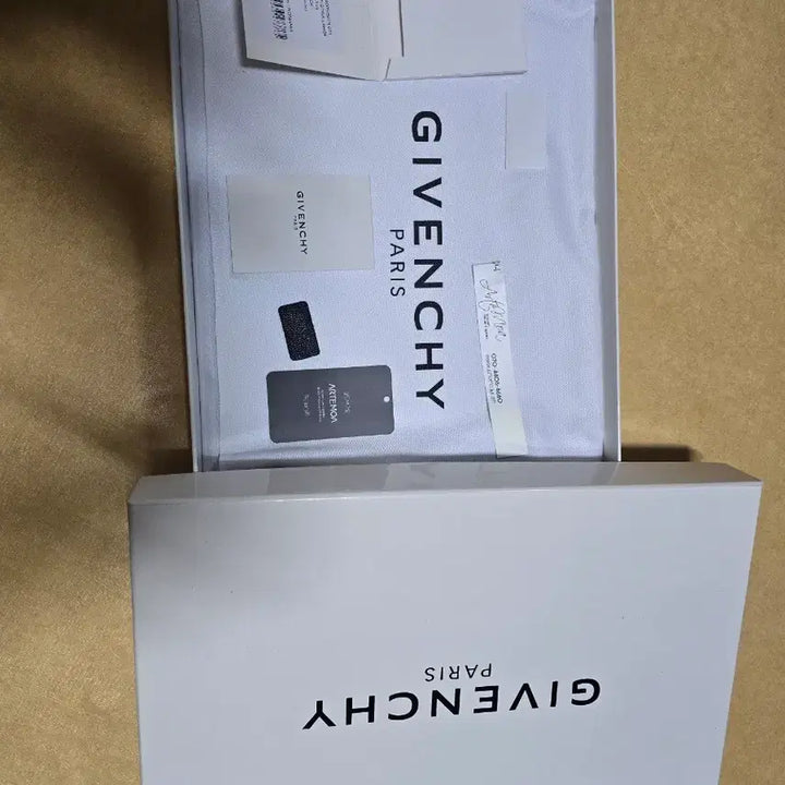 [SOLD OUT] 지방시 안티고나 고트스킨 클러치 판매합니다.