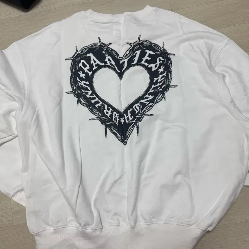 [BUNJANG] Punchdrunkpartyz Sweat Heart Sweatshirt / [1] 펀치드렁크파티즈 스웻 하트 맨투맨 펀드파