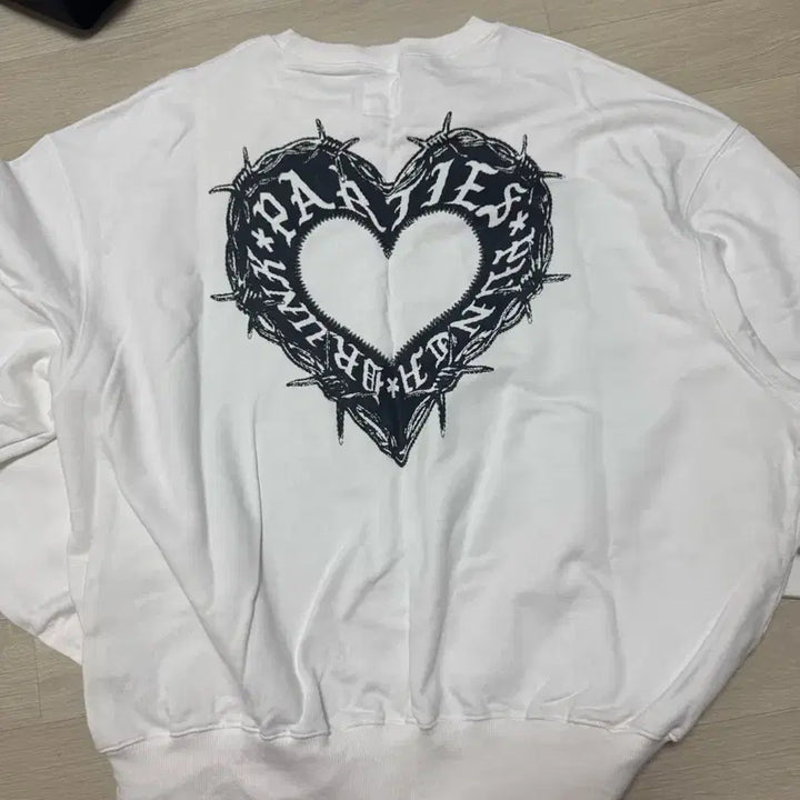[BUNJANG] Punchdrunkpartyz Sweat Heart Sweatshirt / [1] 펀치드렁크파티즈 스웻 하트 맨투맨 펀드파