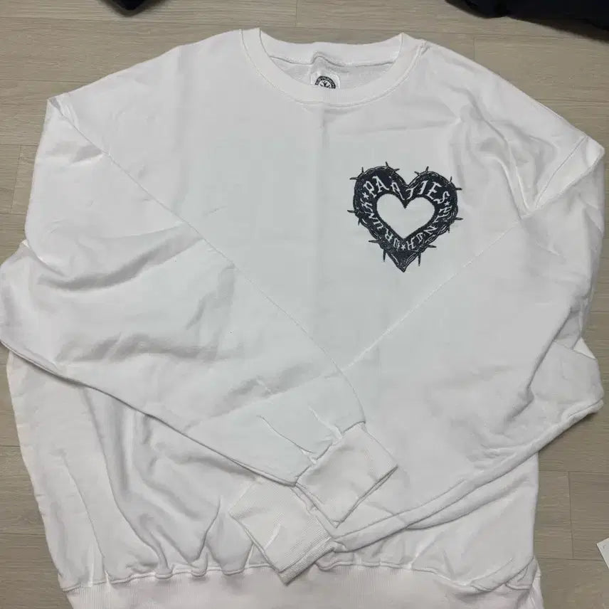 [BUNJANG] Punchdrunkpartyz Sweat Heart Sweatshirt / [1] 펀치드렁크파티즈 스웻 하트 맨투맨 펀드파