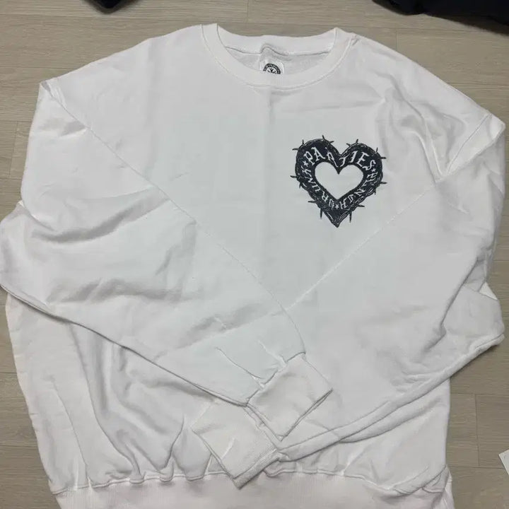 [BUNJANG] Punchdrunkpartyz Sweat Heart Sweatshirt / [1] 펀치드렁크파티즈 스웻 하트 맨투맨 펀드파