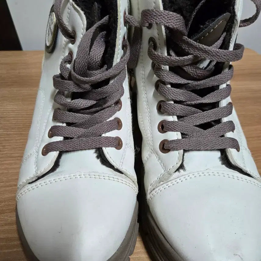 [BUNJANG] White Fur Lined Lace-up Boots / 흰색 털안감 레이스업 부츠