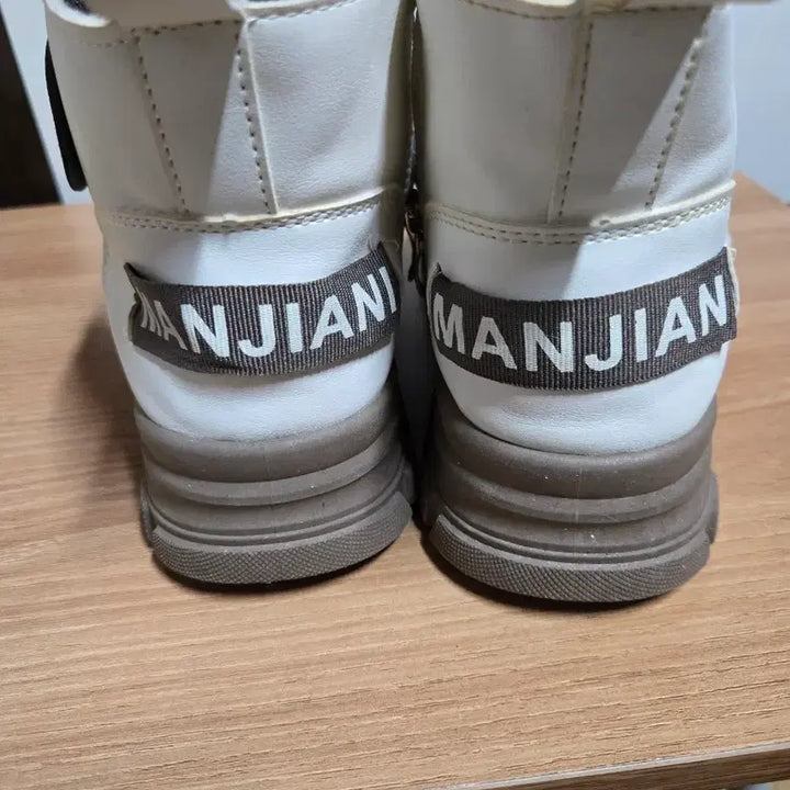 [BUNJANG] White Fur Lined Lace-up Boots / 흰색 털안감 레이스업 부츠