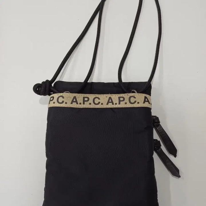 [SOLD OUT] A.P.C 아페쎄 블랙 미니 크로스백