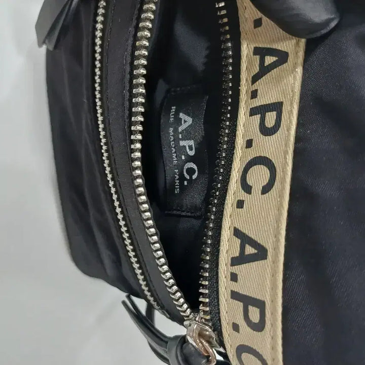 [SOLD OUT] A.P.C 아페쎄 블랙 미니 크로스백