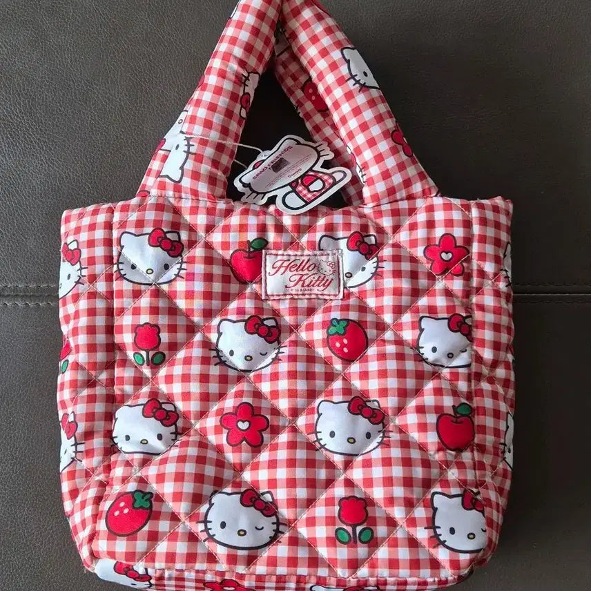 [BUNJANG] Spao Hello Kitty Quilted Padded Bag / 스파오 키티 패딩백 퀼팅백 가방