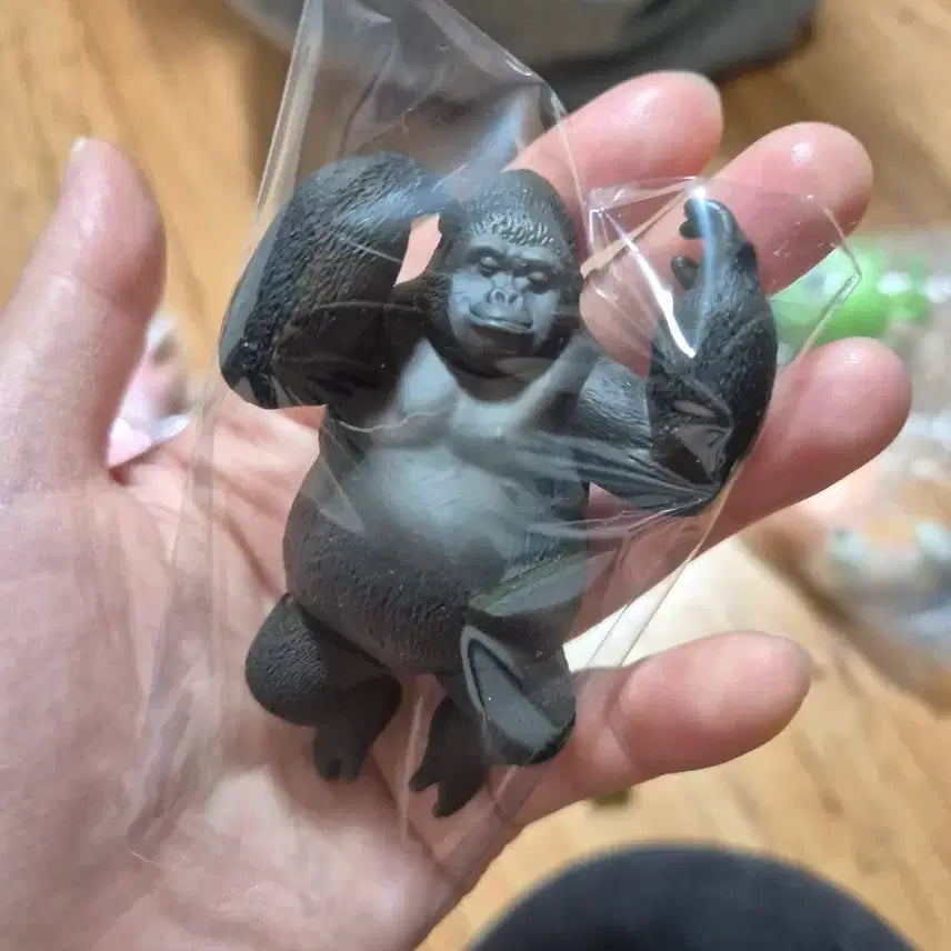 [BUNJANG] Lying Gorilla Figure / 누워있는 고릴라 가챠