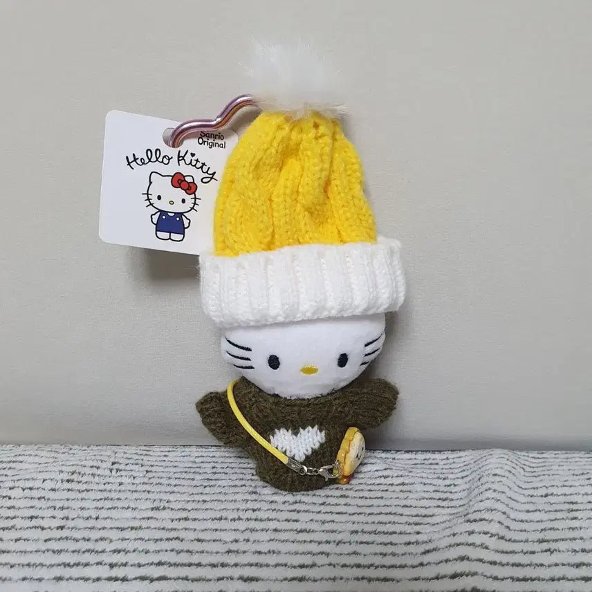 [BUNJANG] Hello Kitty Plush Keyring / 헬로키티 털모자 인형 키링