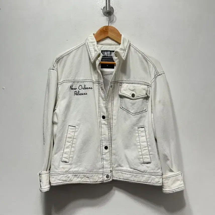 [BUNJANG] NBA New Orleans Pelicans White Denim Jacket / NBA 뉴올리언스 펠리컨스 화이트 데님 자켓
