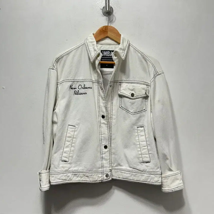 [BUNJANG] NBA New Orleans Pelicans White Denim Jacket / NBA 뉴올리언스 펠리컨스 화이트 데님 자켓