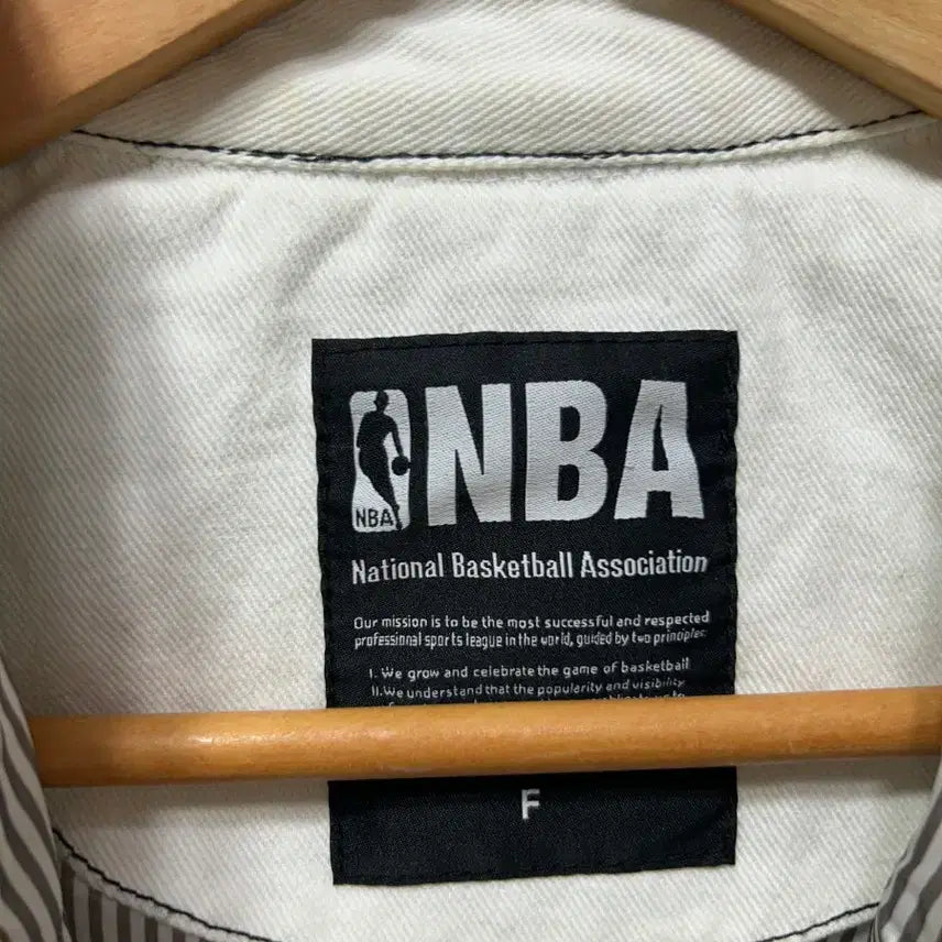 [BUNJANG] NBA New Orleans Pelicans White Denim Jacket / NBA 뉴올리언스 펠리컨스 화이트 데님 자켓