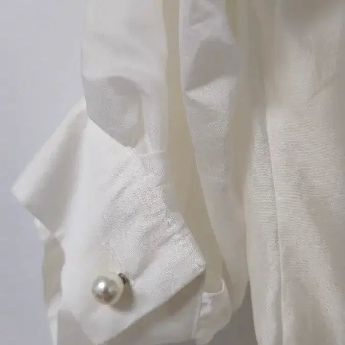 [BUNJANG] The Izzat Collection Pearl Button Blouse / (미착용) 더아이잗컬렉션 진주 버튼 블라우스 55