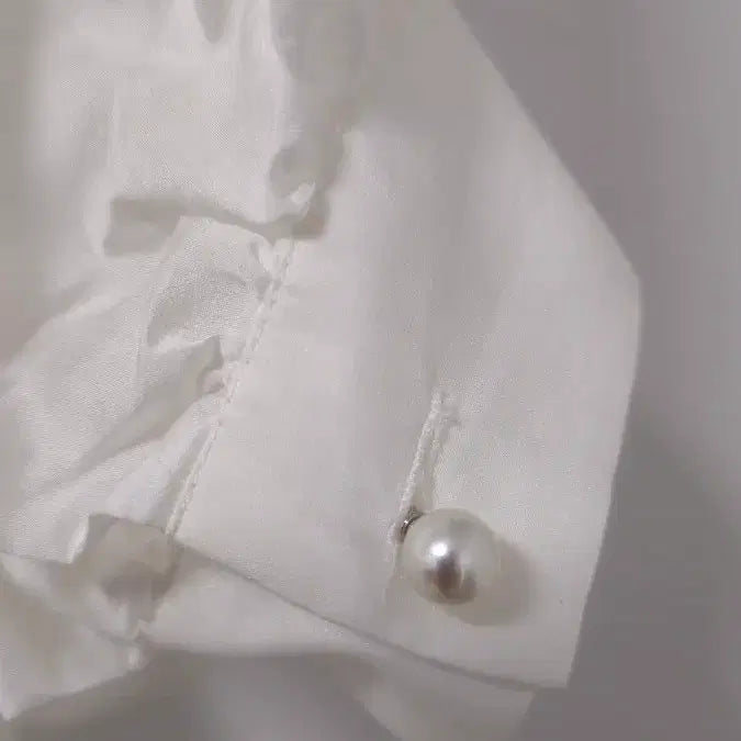 [BUNJANG] The Izzat Collection Pearl Button Blouse / (미착용) 더아이잗컬렉션 진주 버튼 블라우스 55