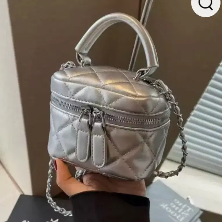 [BUNJANG] Silver Quilted Chain Mini Crossbody Bag / 나들이 모임-실버 퀼팅 체인 미니 크로스백