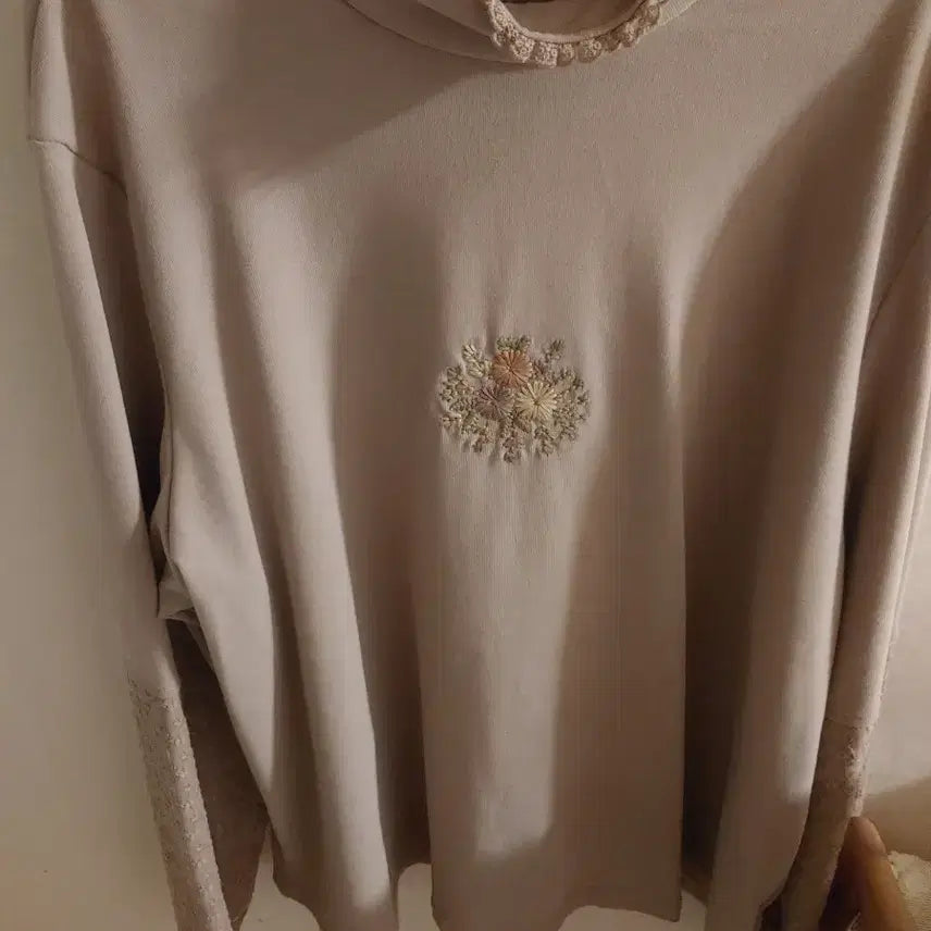 [BUNJANG] Embroidered Lace Turtleneck Top / 꽃자수 레이스 터틀넥 티셔츠(러블리)