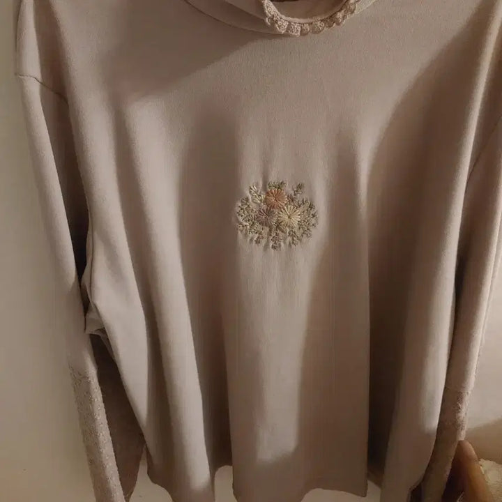 [BUNJANG] Embroidered Lace Turtleneck Top / 꽃자수 레이스 터틀넥 티셔츠(러블리)