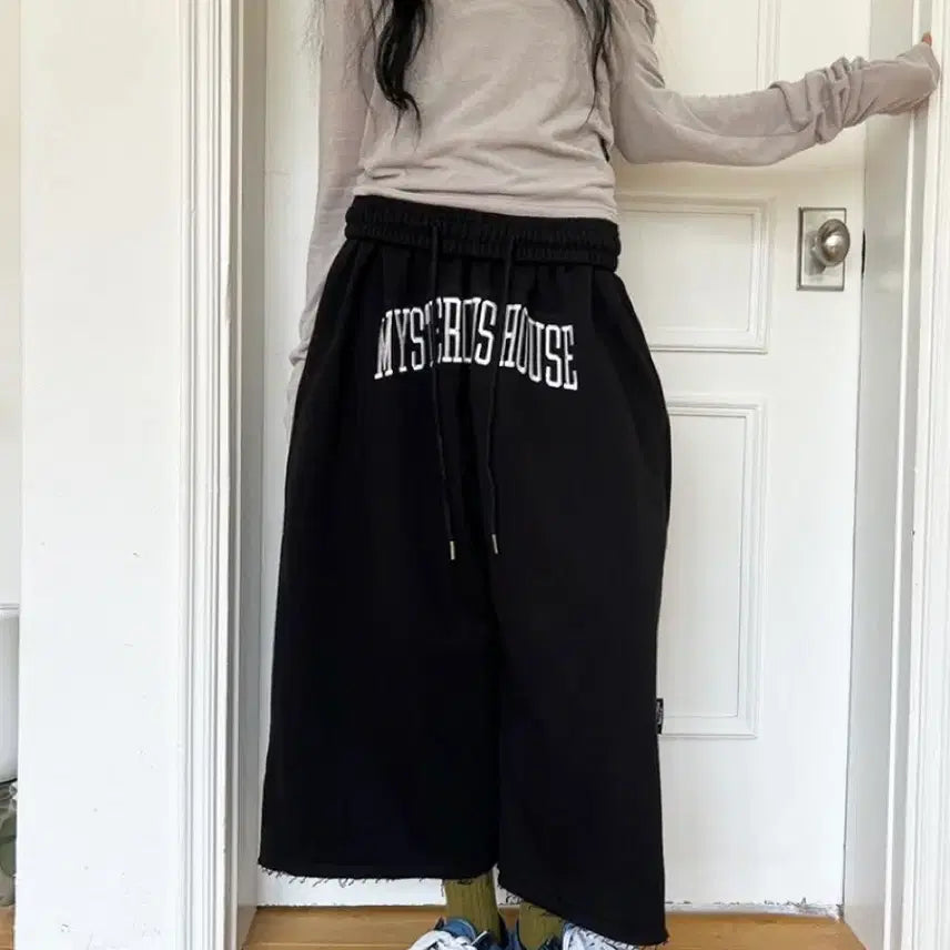 [BUNJANG] The Mysterious Hotel Wide Bermuda Pants / 더미스테리어스호텔 와이드 버뮤다