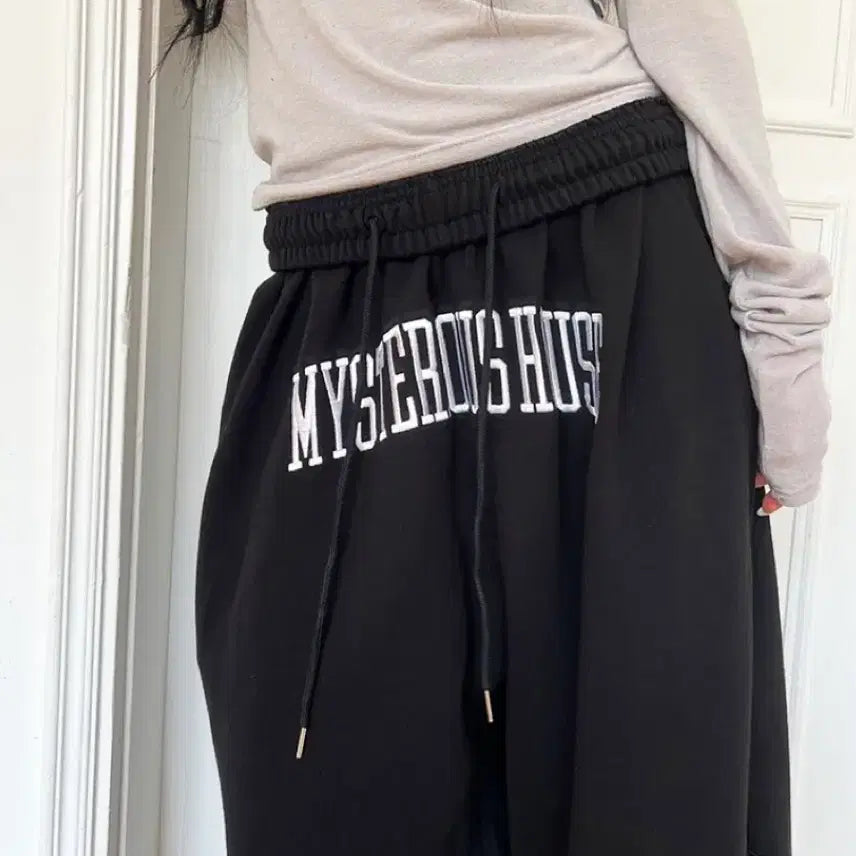 [BUNJANG] The Mysterious Hotel Wide Bermuda Pants / 더미스테리어스호텔 와이드 버뮤다