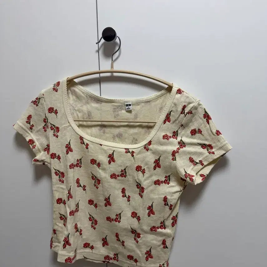 [BUNJANG] Uniqlo Flower Print Short Sleeve T-shirt (S) / 유니클로 플라워 반팔 티셔츠(S)